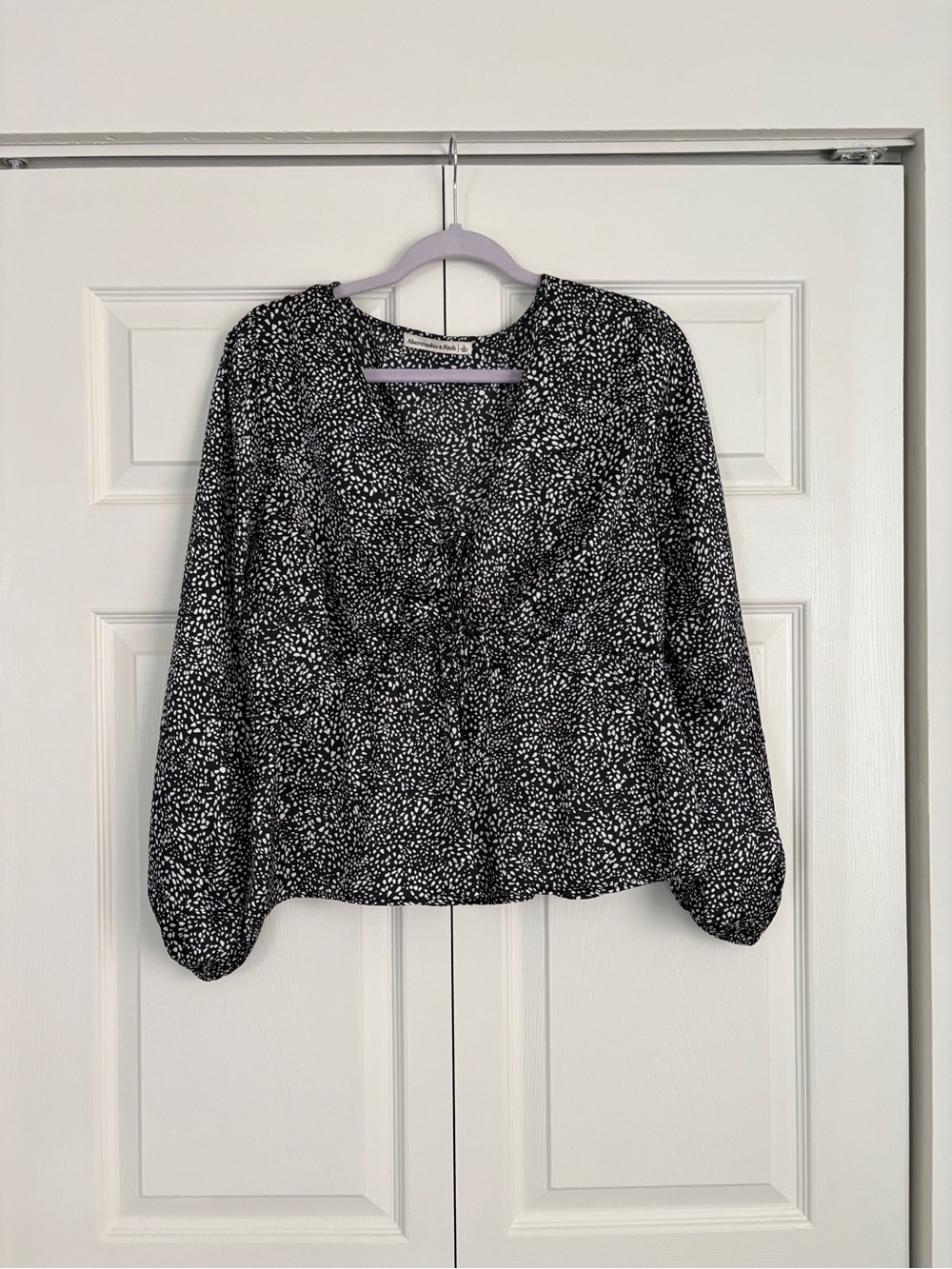 Abercrombie Womens Black and White Satin Printed V-Neck Blouse